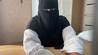 Cena#1 para vídeo: Middle-aged Arab woman pleasures herself in real-t...