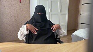 Cena#2 para vídeo: Middle-aged Arab woman pleasures herself in real-t...