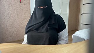 Cena#3 para vídeo: Middle-aged Arab woman pleasures herself in real-t...